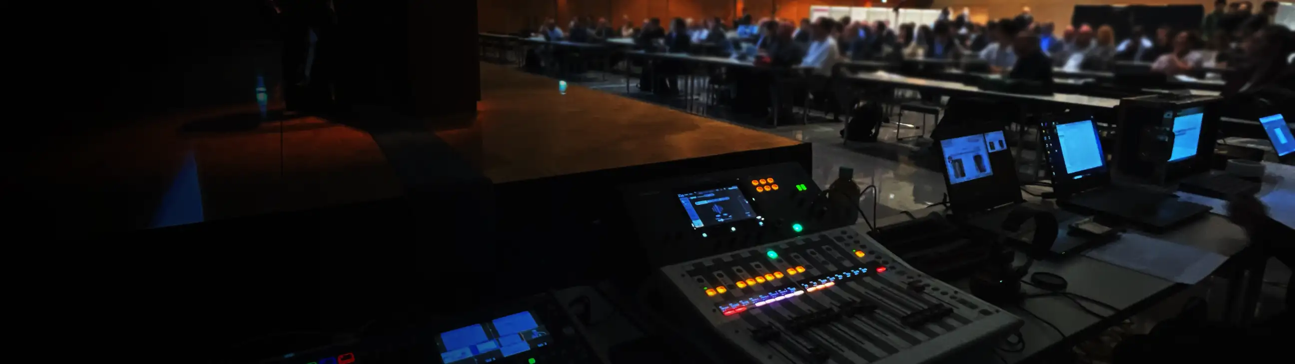 システムと映像で学会をサポートしている